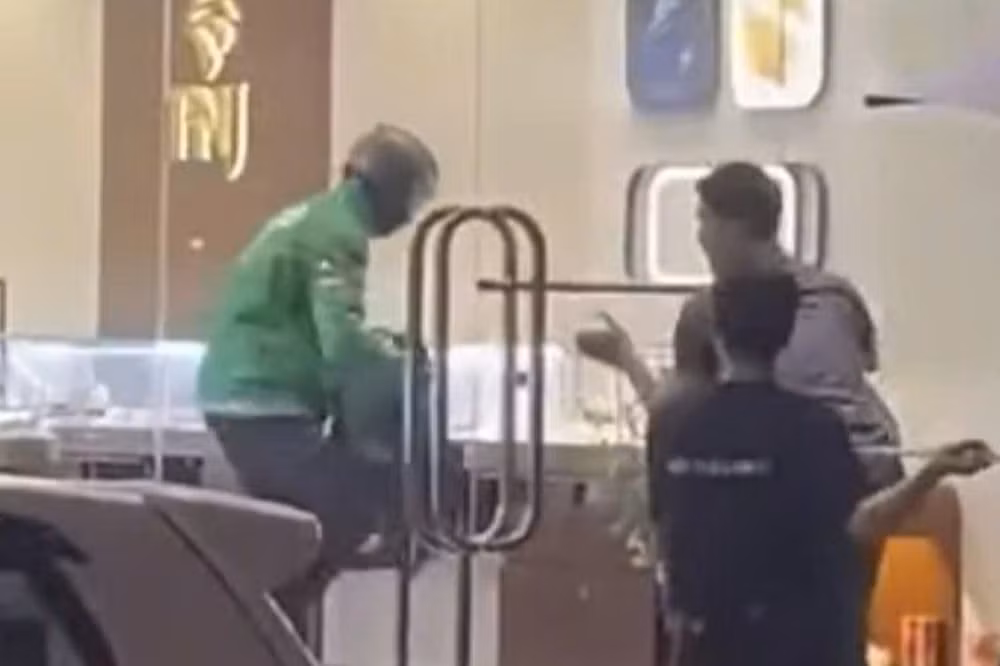 Hình ảnh vụ cướp tiệm vàng táo tợn được Camera ghi lại.