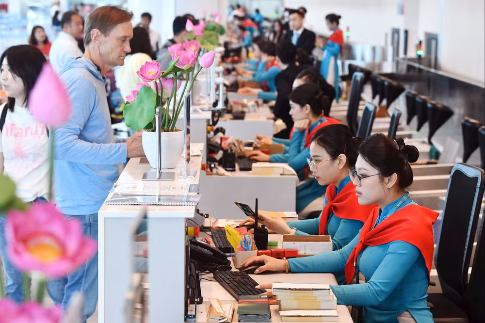 1. Quầy làm thủ tục tại sân bay rộn ràng sắc đỏ sao vàng, hành khách nhận thẻ lên tàu phiên bản đặc biệt in biểu tượng 2_9