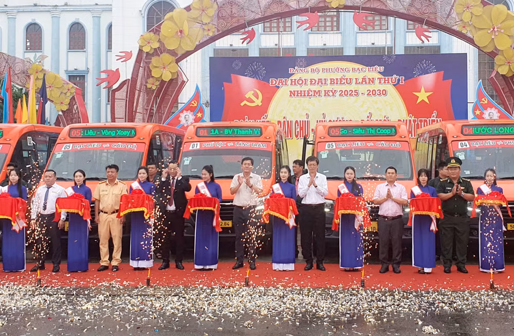 Các đại biểu cắt băng khai trương các tuyến xe buýt.
