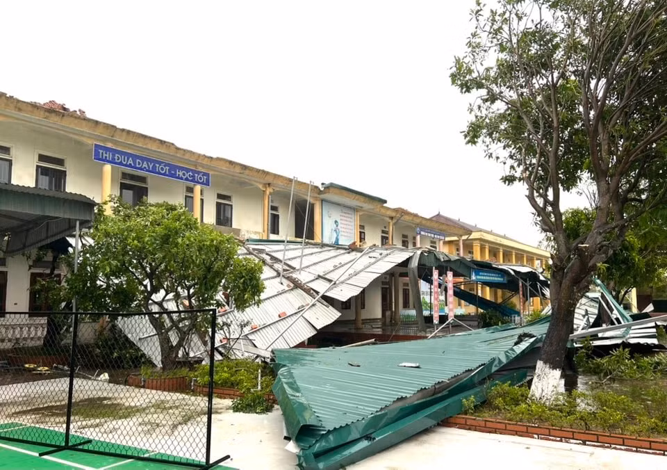 Trường THCS Hoa Liên ở xã Cổ Đạm bị tốc mái nghiêm trọng sau bão số 5, ảnh hưởng lớn đến cơ sở vật chất dạy và học.