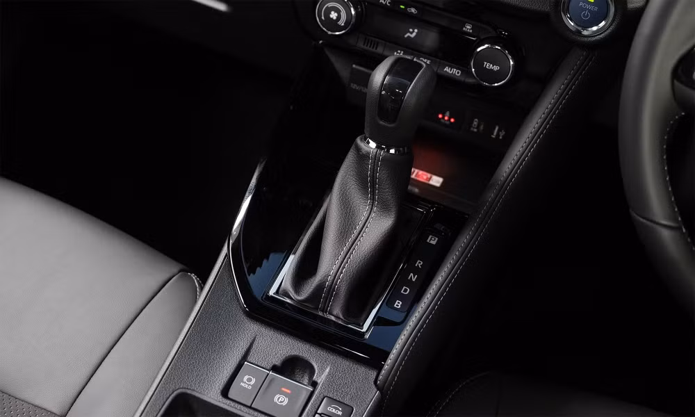 Khu vực cần số và cụm phím điều khiển - Ảnh: Autolife Thailand