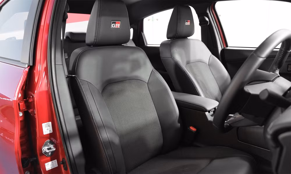 Nội thất bọc da kết hợp nỉ - Ảnh: Autolife Thailand