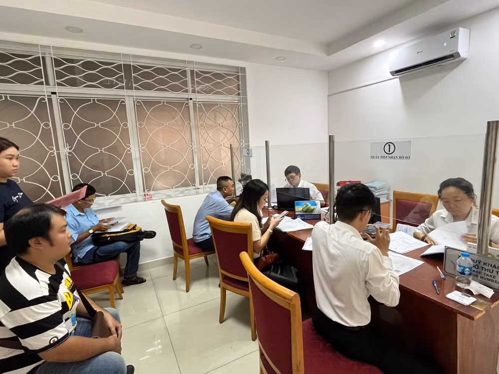 Cán bộ nghỉ việc sau sắp xếp có thể được vay tối đa 300 triệu đồng. (Ảnh người dân làm các thủ tục địa chính tại phường Sài Gòn)