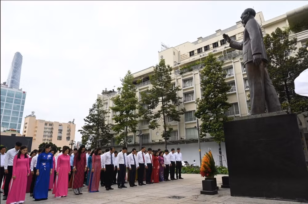 Các đại biểu đã dành phút mặc niệm tưởng nhớ Chủ tịch Hồ Chí Minh