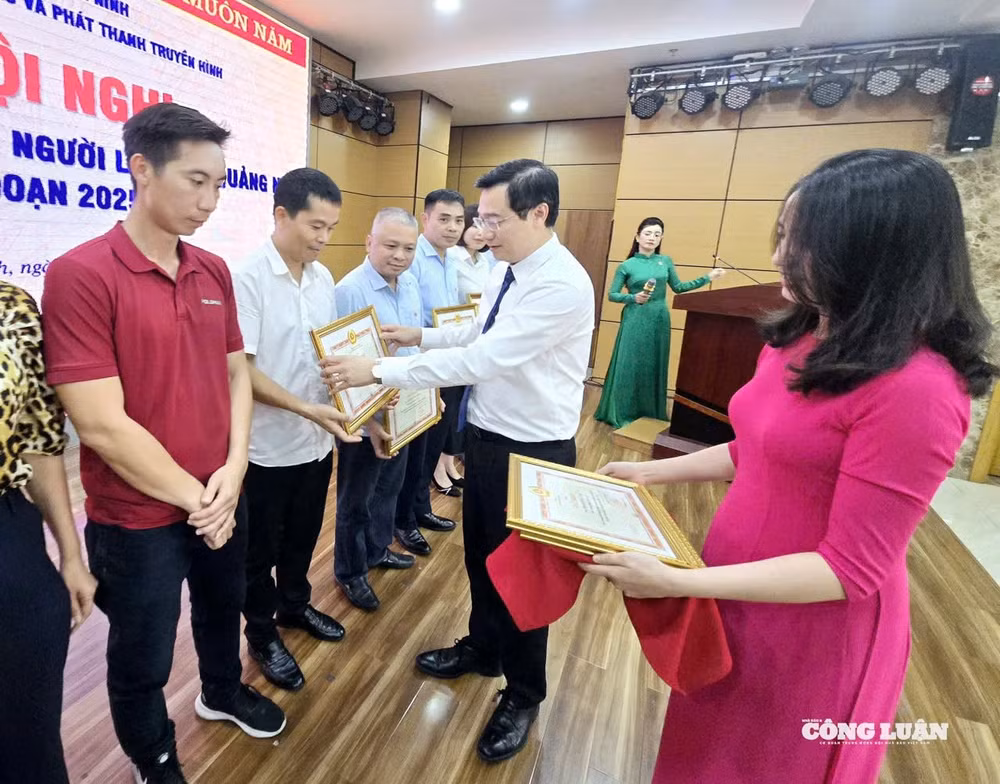 anh-2-hoi-nghi-dien-hinh-tien-tien-bao-chi-quang-ninh.jpg