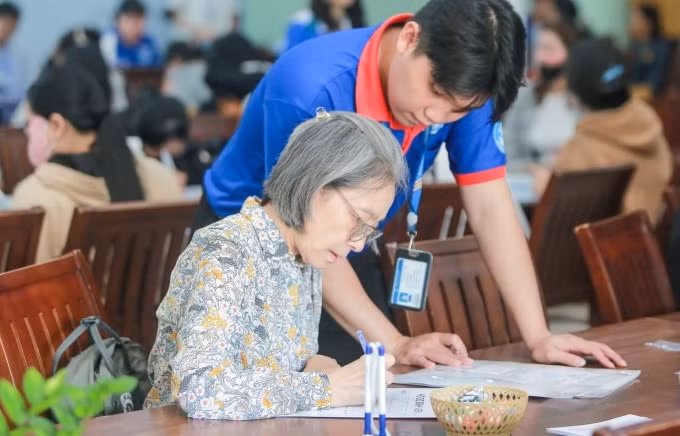 Cô Tú Hoàng làm thủ tục nhập học ở trường Đại học Văn Hiến, ngày 25/8. Ảnh:
