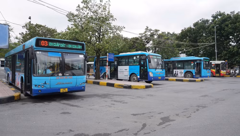 Đối với các tuyến điều chỉnh lộ trình, điều chỉnh điểm đầu cuối, điều chỉnh quay đầu thực hiện theo lộ trình quy định đến 16h30 hoặc đến khi có yêu cầu của lực lượng chức năng, từ thời điểm cấm đường theo yêu cầu của lực lượng chức năng đến hết ca sẽ thực hiện theo phương án điều chỉnh.