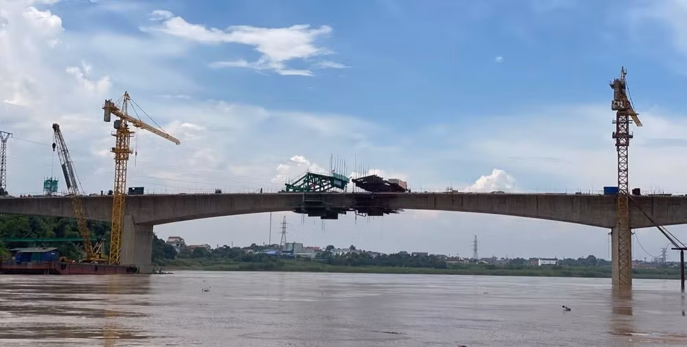 Hợp long cầu Phong Châu ở Phú Thọ dự kiến sẽ thông xe vào đầu tháng 10/ 2025.
