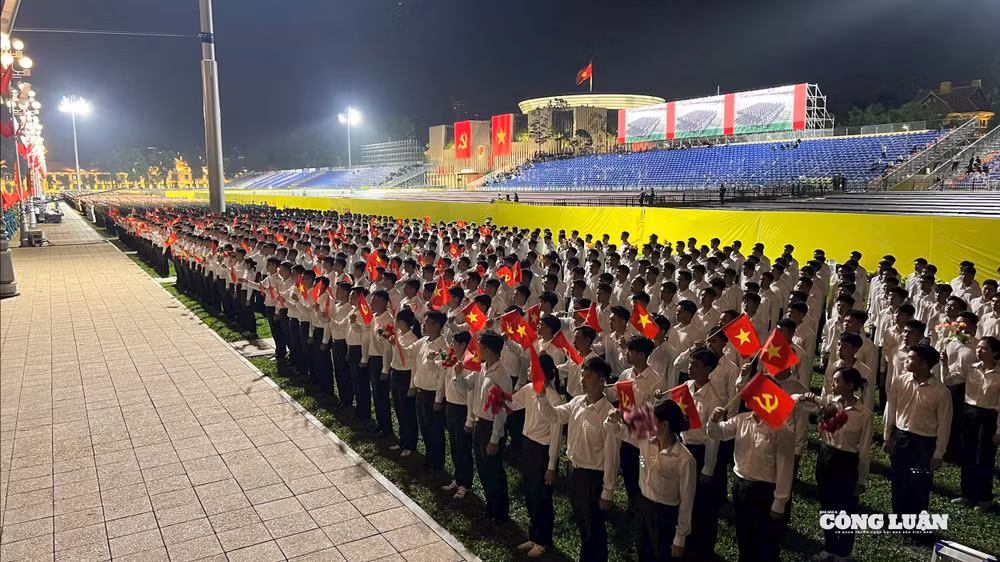 Khí thế hào hùng từ Ba Đình lan tỏa, tạo nên bầu không khí “Concert quốc gia”. Ảnh: Thiên An.