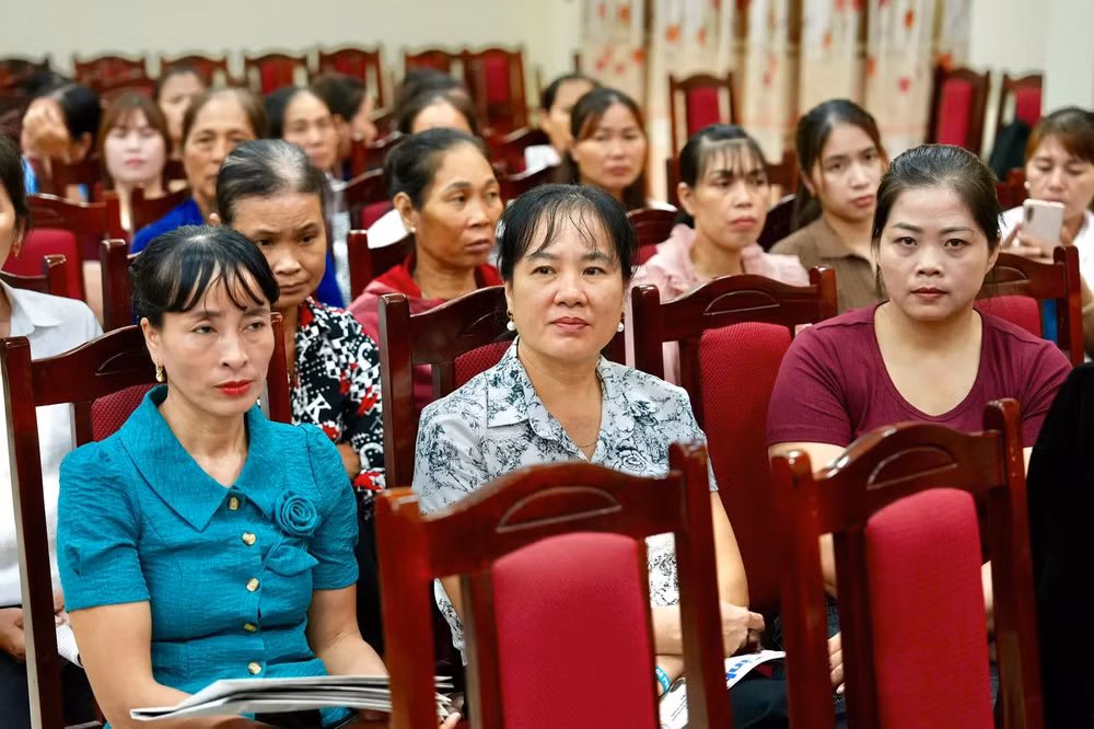 Đông đảo bà con xã Minh Châu lắng nghe ý kiến của chuyên gia tại tọa đàm.