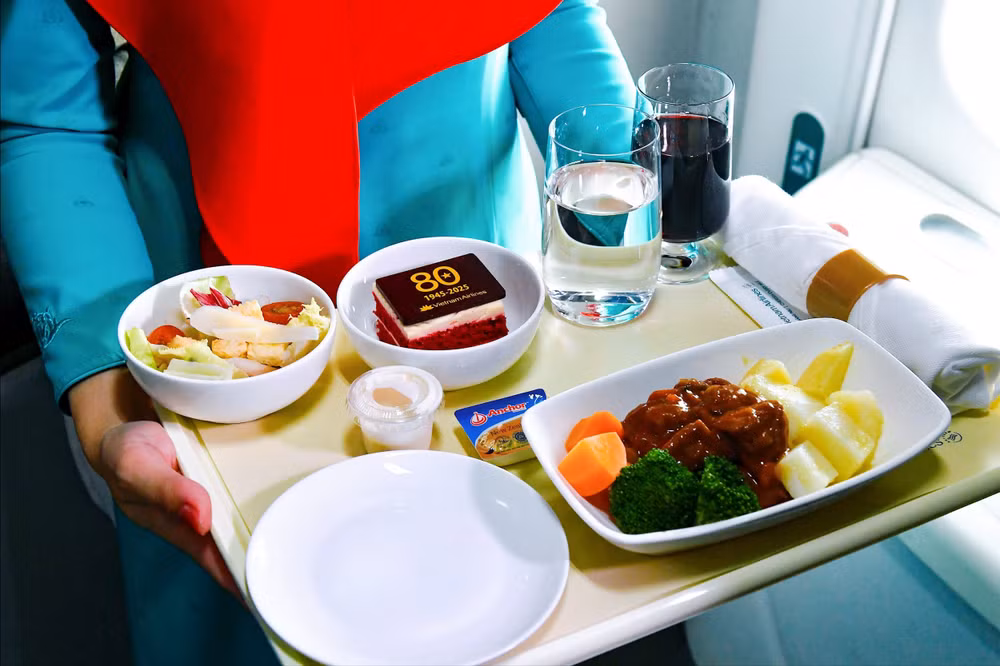 3. Cận cảnh lát bánh kem in biểu tượng kỷ niệm, món tráng miệng gợi nhắc ngày Tết Độc lập