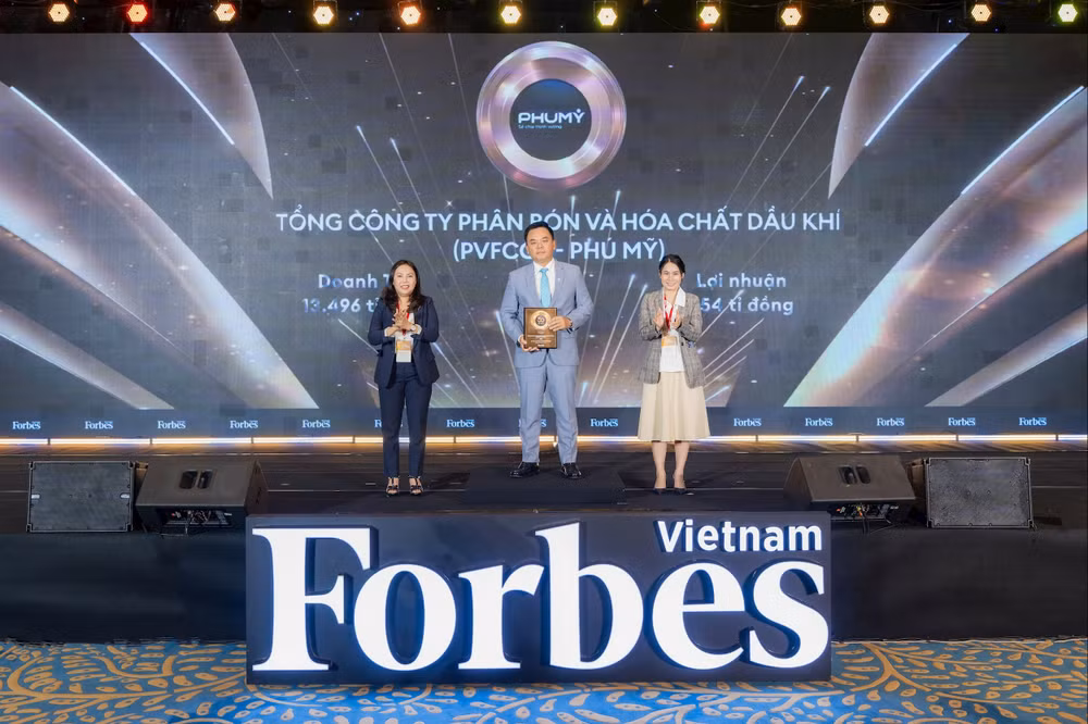Ông Nguyễn Xuân Hòa - Chủ tịch HĐQT Phú Mỹ - PVFCCo nhận Danh hiệu Top 50 công ty niêm yết tốt nhất Việt Nam 2025