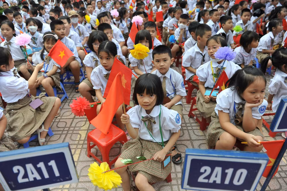 Các học sinh trường tiểu học Vĩnh Hưng chào đón năm học mới. (Ảnh: Đăng Khoa)