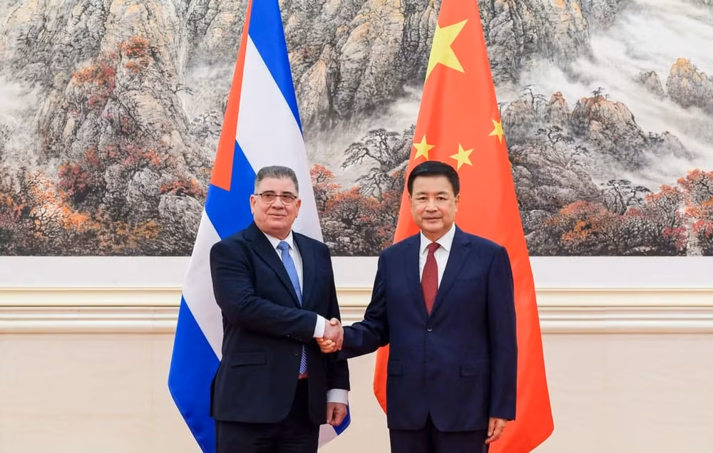 Bộ trưởng Nội vụ Cuba Lazaro Alberto Alvarez Casas (trái) cũng đã gặp Bộ trưởng Công an Trung Quốc Vương Tiểu Hồng tại Bắc Kinh vào thứ sáu. Ảnh: Xinhua