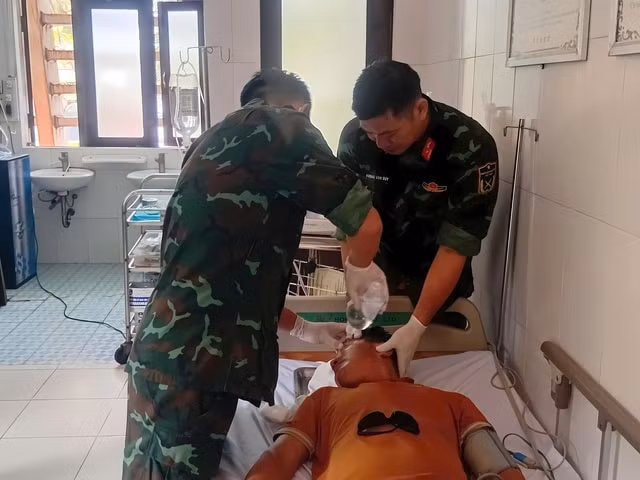 Quân y ở Trường Sa cấp cứu ngư dân suýt hỏng mắt vì nổ bình ắc quy- Ảnh 2.