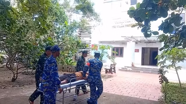 Quân y ở Trường Sa cấp cứu ngư dân suýt hỏng mắt vì nổ bình ắc quy- Ảnh 1.