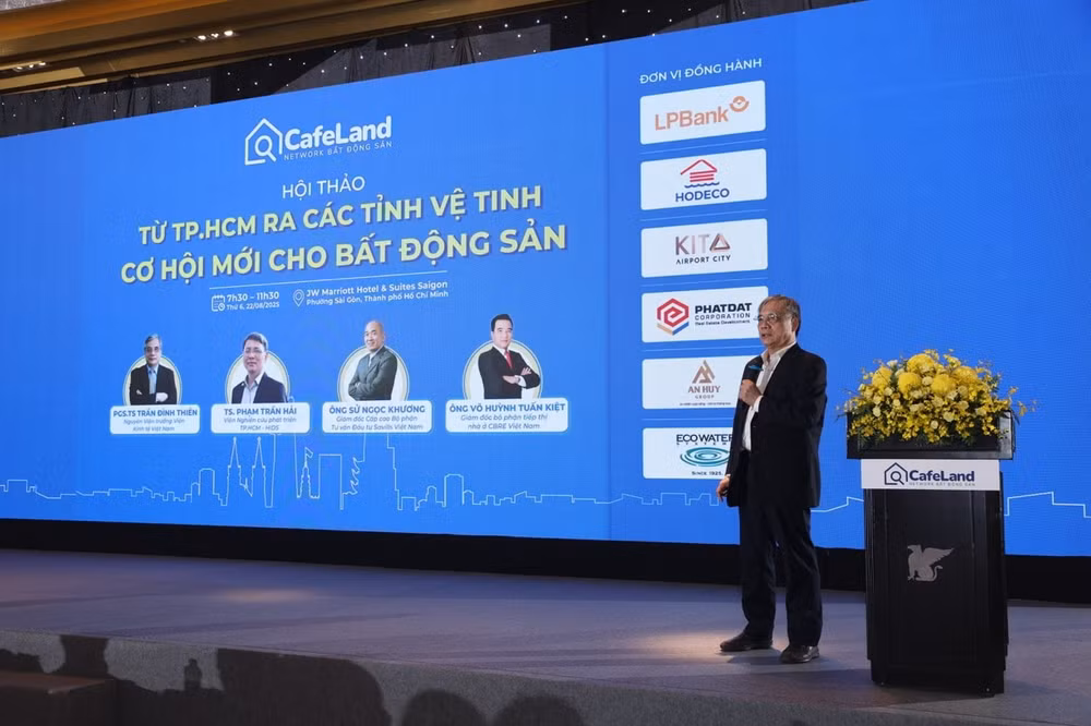 PGS.TS Trần Đình Thiên trao đổi về những cơ hội, thách thức từ bối cảnh kinh tế vĩ mô.