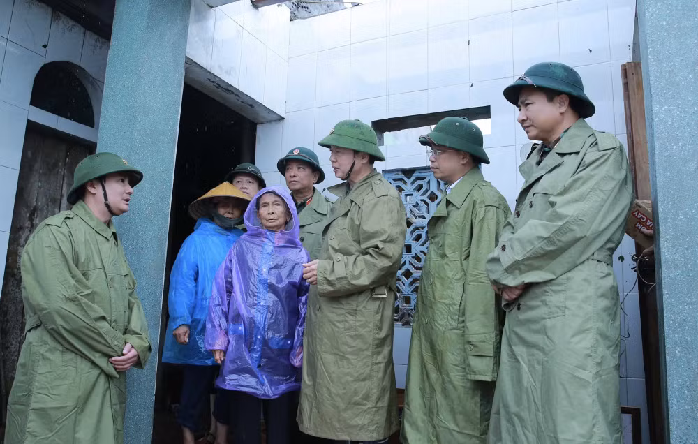 Phó Thủ tướng Trần Hồng Hà kiểm tra công tác giúp nhân dân khắc phục hậu quả bão số 5 tại Hà Tĩnh- Ảnh 2.