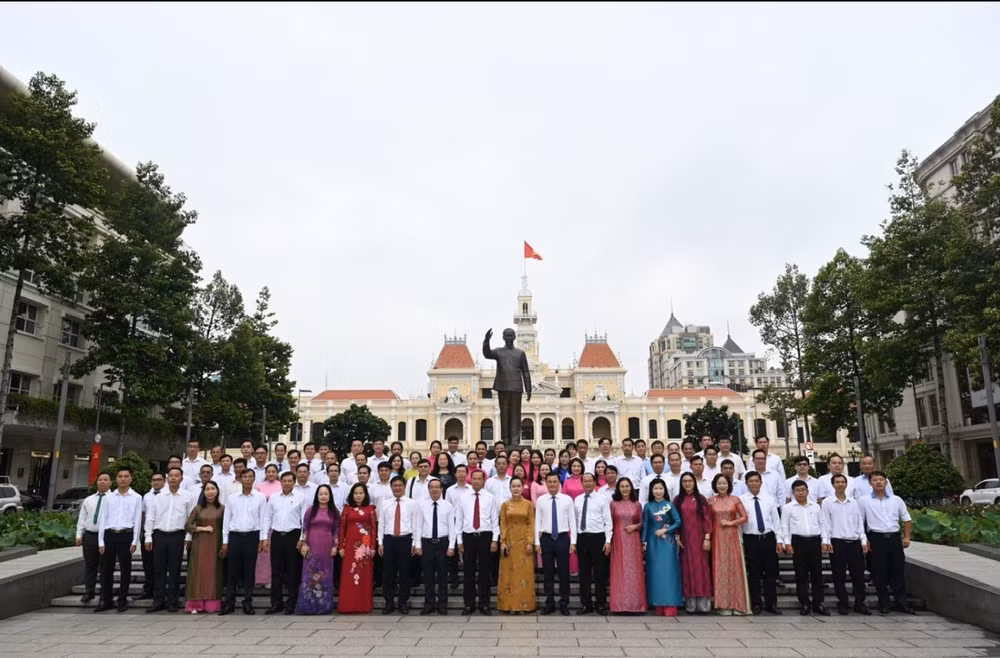  C ác đại biểu chụp ảnh lưu niệm tại Công viên Tượng đài Chủ tịch Hồ Chí Minh