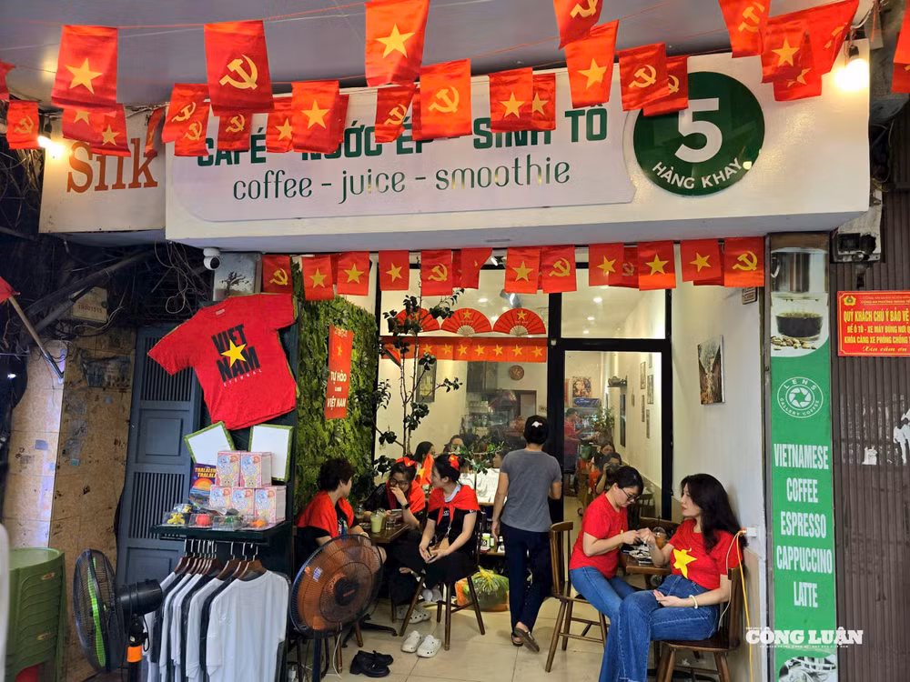 Một quán cà phê tại phố Hàng Khay đông nghịt người ngồi chờ.