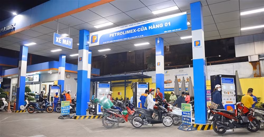 Giá xăng RON 95 vượt 20.000 đồng/lít. (Ảnh: ST)