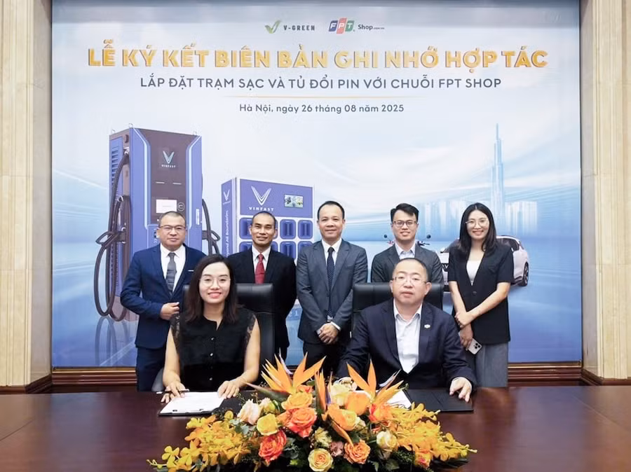 Đại diện V-Green và FPT Retail ký biên bản ghi nhớ hợp tác phát triển mạng lưới trạm sạc ô tô điện và trạm đổi pin xe máy điện - Ảnh: VF
