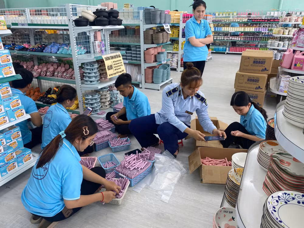 Cục Quản lý Dược (Bộ Y tế) cảnh báo, thị trường gần đây xuất hiện nhiều loại mỹ phẩm kém chất lượng, thậm chí có dầu gội đầu chứa chất diệt côn trùng, kem chống nắng sai chỉ số, mỹ phẩm được quảng cáo như thuốc chữa bệnh.