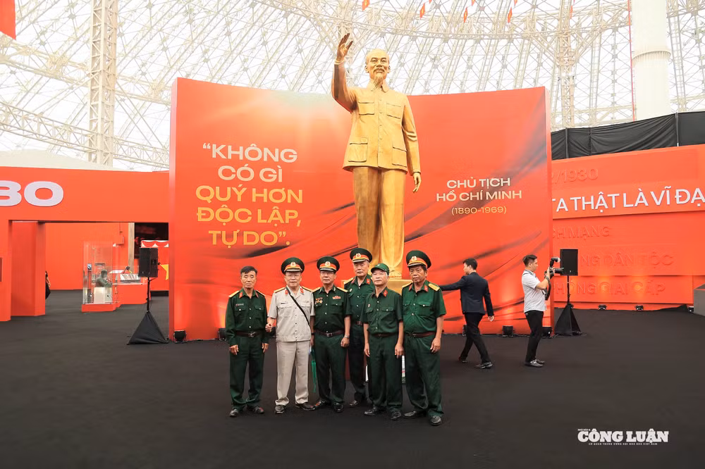 Các cựu chiến binh chụp hình lưu niệm tại triển lãm 