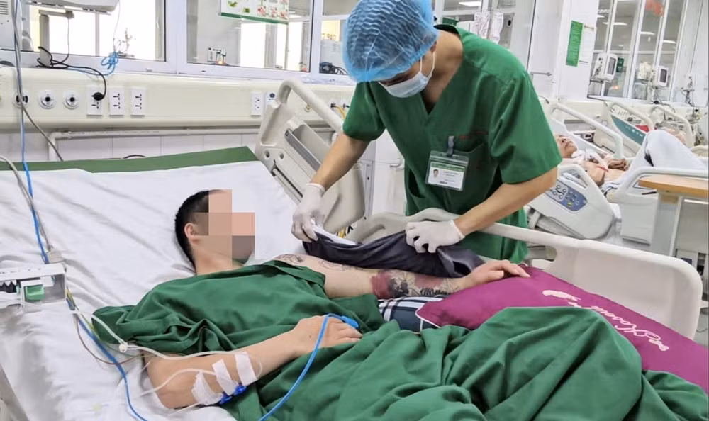 Nam thanh niên 25 tuổi bị biến chứng hiếm gặp, suýt mất cánh tay vì sốt xuất huyết Dengue.