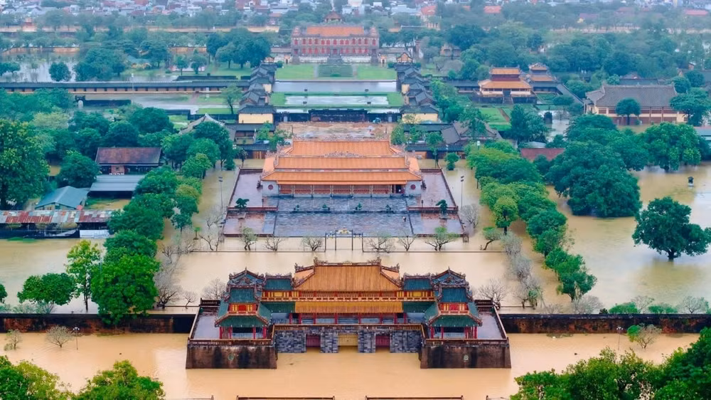 Mưa lũ gây ngập sâu và cô lập nhiều khu vực ở thành phố Huế