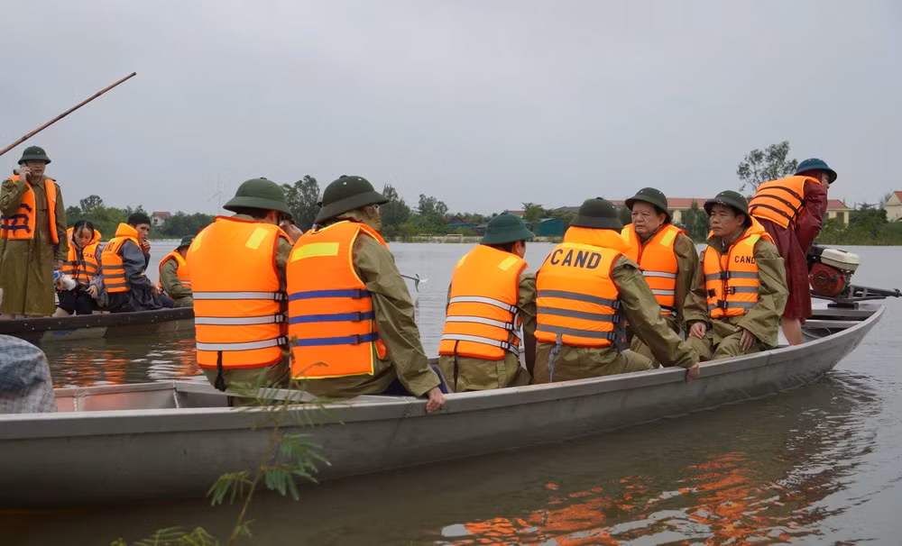 Phó Thủ tướng Mai Văn Chính thăm hỏi, động viên người dân vùng lũ Quảng Trị- Ảnh 2.