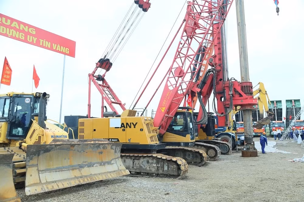 Các đơn vị nhà thầu huy động máy móc, phương tiện và nhân lực để triển khai thực hiện dự án_