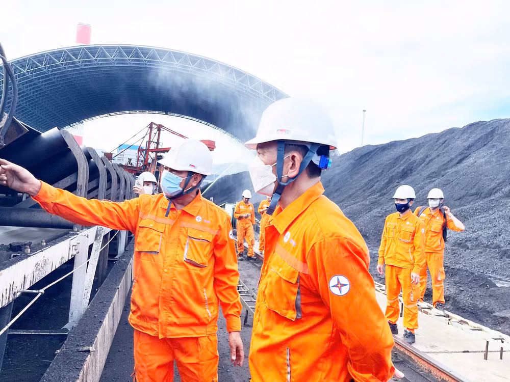 Giám đốc Nhà máy Nhiệt điện Vĩnh Tân 4 Vũ Thanh Hải trực tiếp kiểm tra công tác vận hành tại các Phân xưởng.