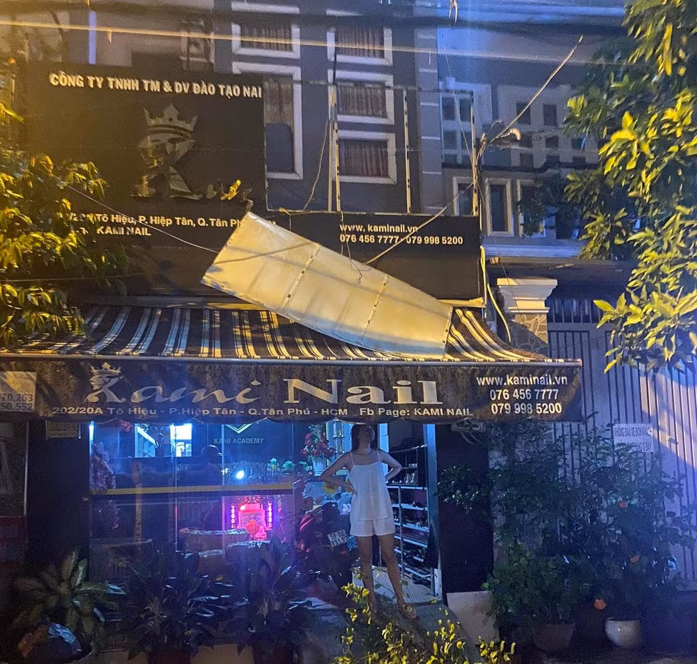 mua dong toi qua tp hcm gay do nhieu cay nha dan toc mai hinh 4