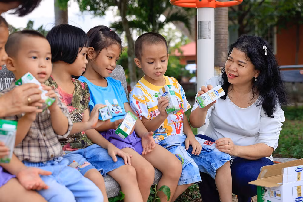 quy sua vuon cao viet nam va vinamilk trao tang 19 trieu ly sua cho 21000 tre em trong nam 2022 hinh 5