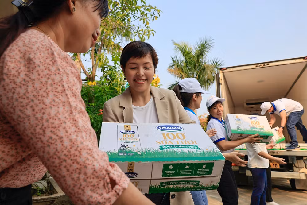 quy sua vuon cao viet nam va vinamilk trao tang 19 trieu ly sua cho 21000 tre em trong nam 2022 hinh 6
