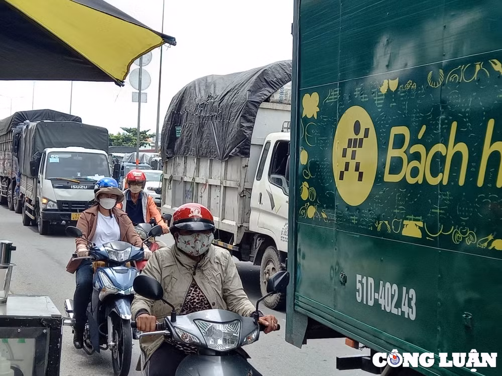 bat chap khung gio cam o to chay lan lan khien nguoi dan am anh hinh 3