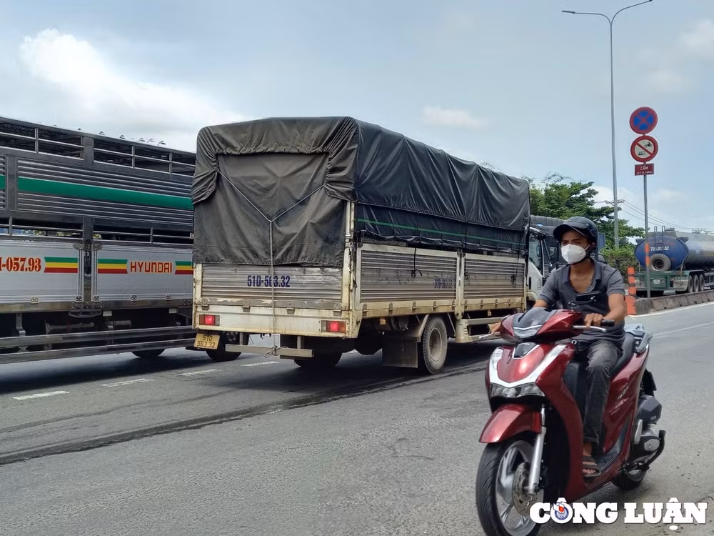bat chap khung gio cam o to chay lan lan khien nguoi dan am anh hinh 13