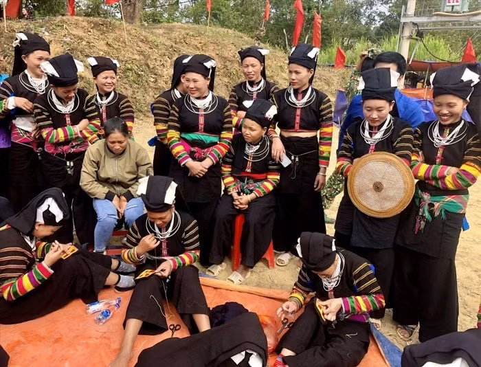 nang cao nang luc bao ton trang phuc truyen thong cua dan toc lo lo tinh cao bang hinh 1