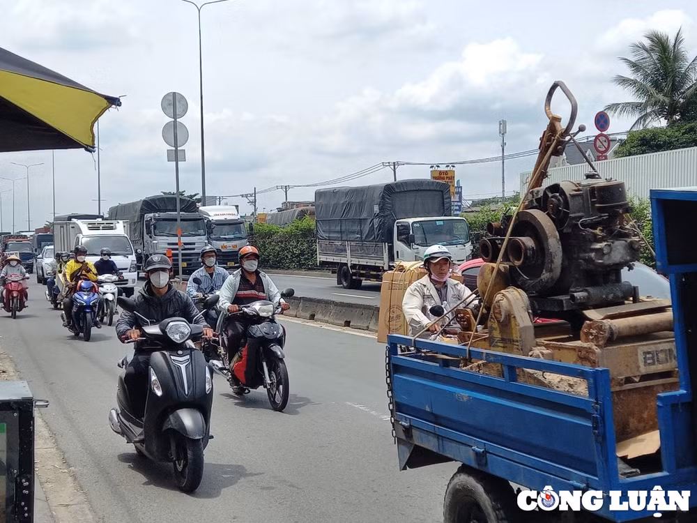 bat chap khung gio cam o to chay lan lan khien nguoi dan am anh hinh 11