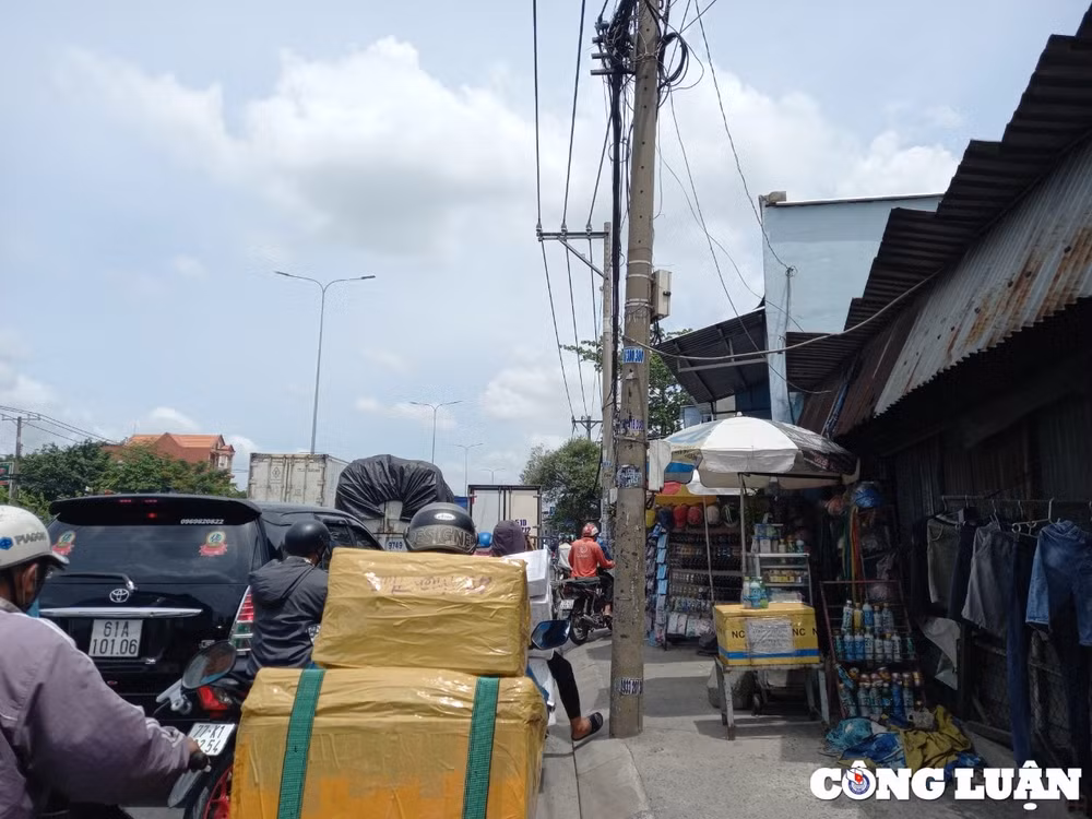 bat chap khung gio cam o to chay lan lan khien nguoi dan am anh hinh 8