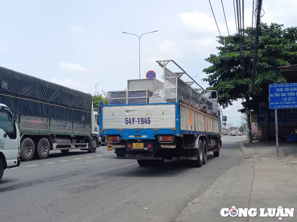 bat chap khung gio cam o to chay lan lan khien nguoi dan am anh hinh 12