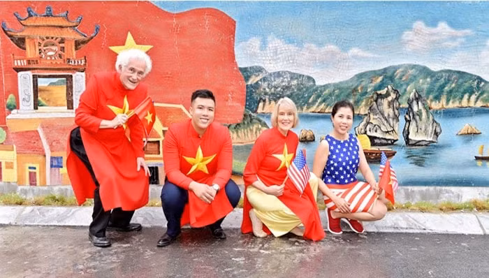 ra mat buc tranh gom tai hien hinh anh di san hai nuoc viet my hinh 4