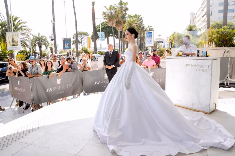 hoa hau huong giang long lay tai tham do lien hoan phim cannes hinh 2
