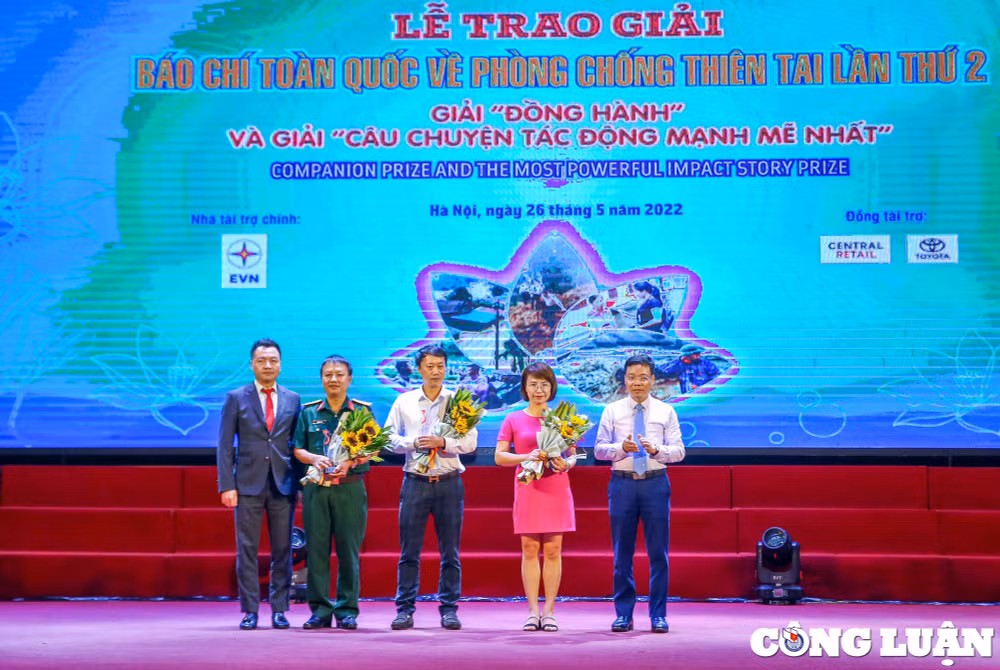 ton vinh cac tac pham phan anh chan thuc hien trang tac dong dien bien cua thien tai hinh 4