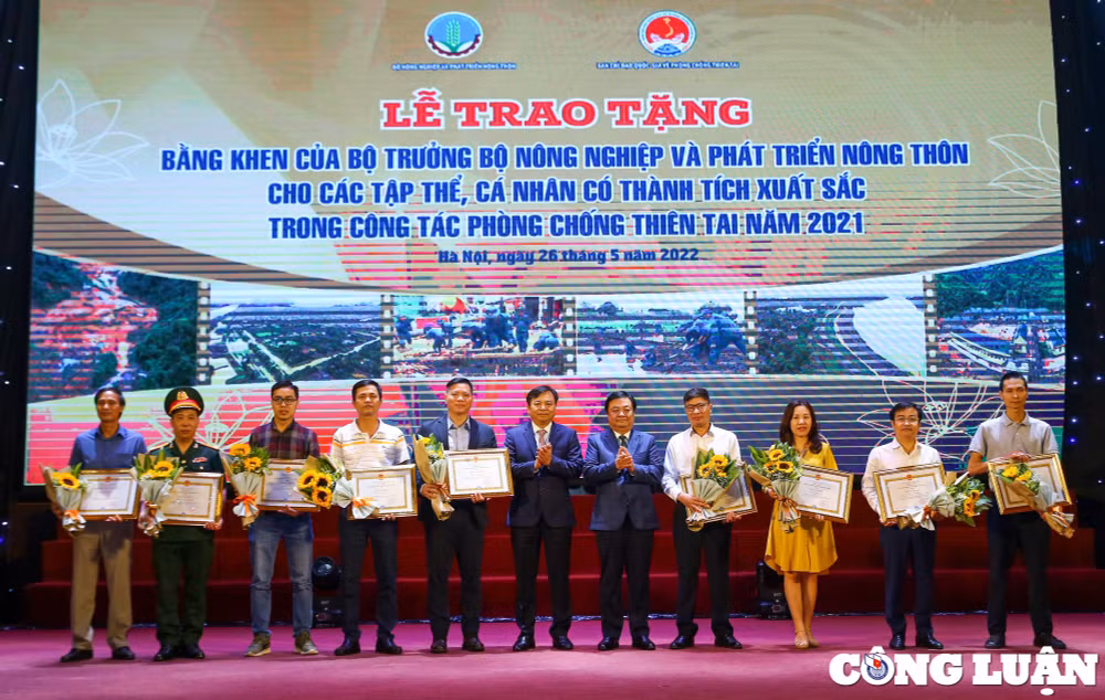 ton vinh cac tac pham phan anh chan thuc hien trang tac dong dien bien cua thien tai hinh 5