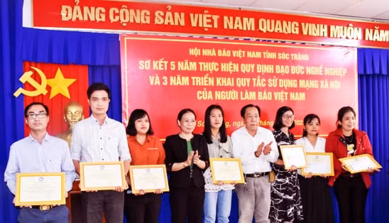 phat huy vai tro nhiem vu gop phan ngan chan day lui su suy thoai ve tu tuong chinh tri dao duc loi song hinh 1
