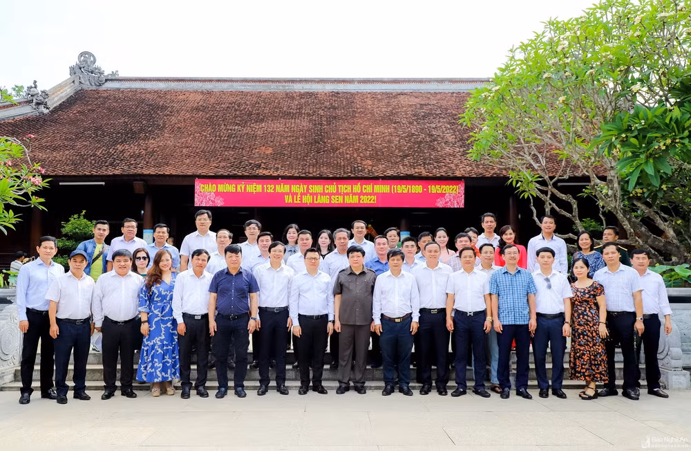 lanh dao hoi nha bao viet nam dang huong tuong niem chu tich ho chi minh tai nghe an hinh 3