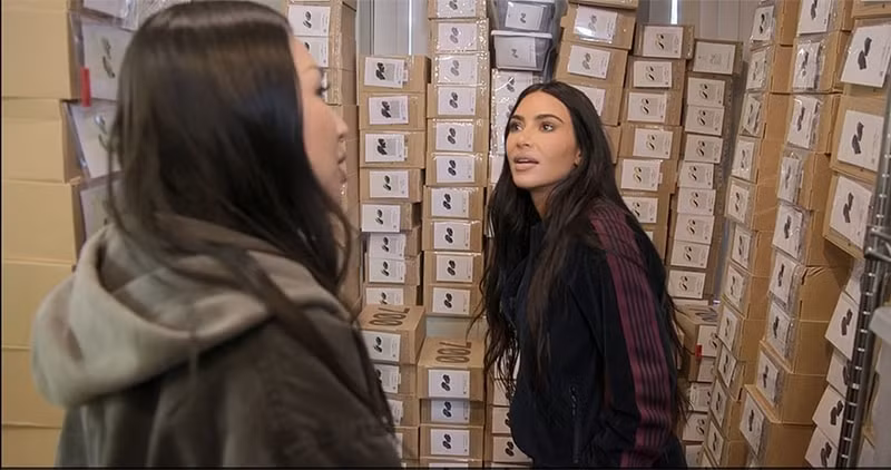 choang vang khi kim kardashian so huu nha kho chua 30000 mon do thoi trang hinh 4