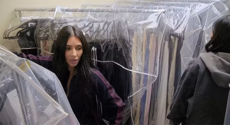 choang vang khi kim kardashian so huu nha kho chua 30000 mon do thoi trang hinh 3